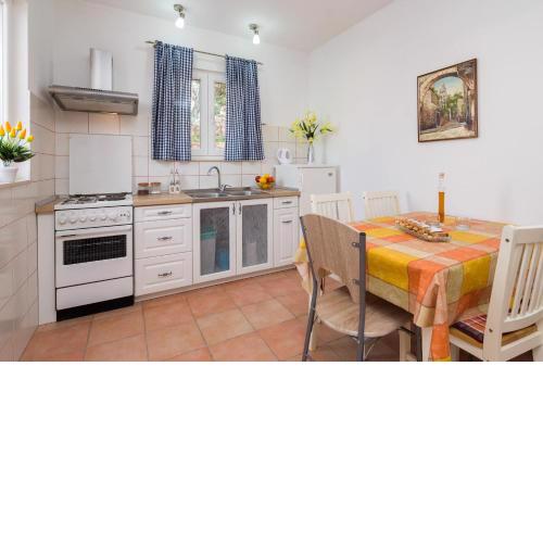 2 - Modern apartment with garden 80m from beach