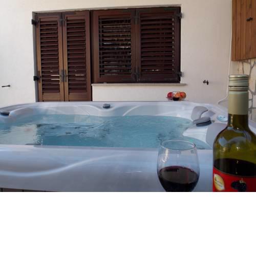 2+2 ap with garden, hot tub, WiFi, SAT TV, Klima, near beach