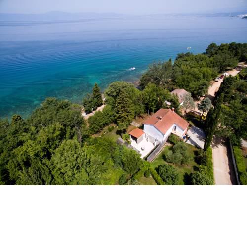 5 bedroom holiday home by the sea in Njivice