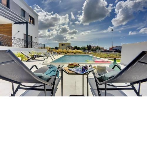 700 Meter zum Strand mit Privatpool, WLAN, Meerblick