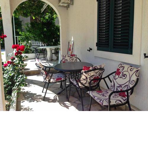 A2 - apt w patio just 3 min walking to the beach