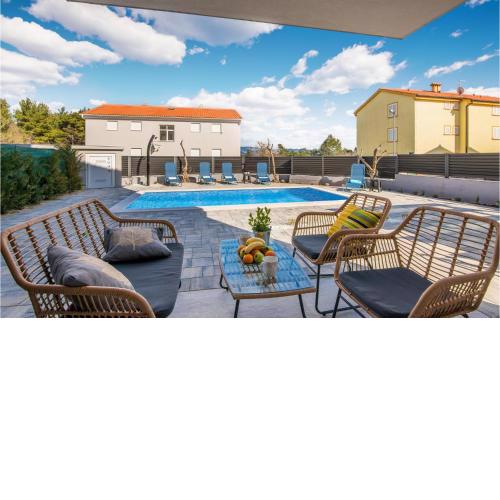 Amazing apartment in Cizici with Outdoor swimming pool, WiFi and 2 Bedrooms