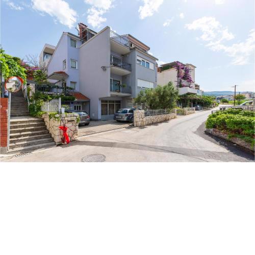 Amazing apartment in Podstrana with WiFi and 2 Bedrooms