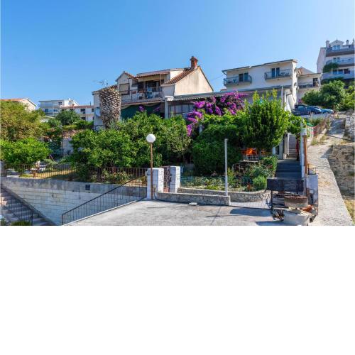 Amazing apartment in Podstrana with WiFi and 2 Bedrooms