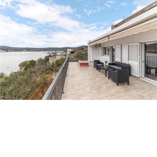 Amazing apartment in Vinisce with WiFi and 3 Bedrooms