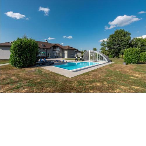 Amazing home in Graberje Ivanicko w/ Outdoor swimming pool, Sauna and 7 Bedrooms
