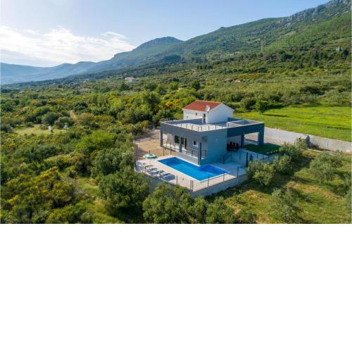 Amazing home in Kastel Kambelovac with Outdoor swimming pool, WiFi and 4 Bedrooms