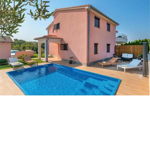 Amazing home in Liznjan w/ Outdoor swimming pool, WiFi and 3 Bedrooms