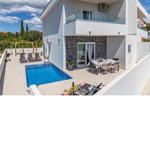Amazing home in Medulin w/ Outdoor swimming pool, WiFi and 3 Bedrooms