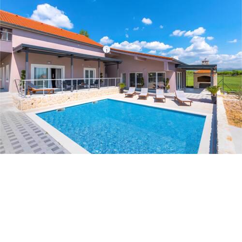 Amazing home in Siveric w/ Jacuzzi, Sauna and WiFi