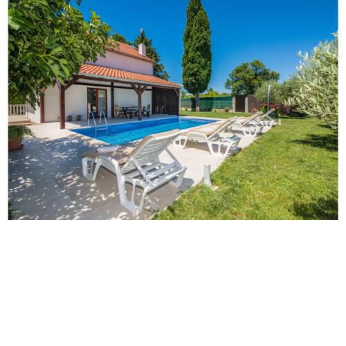 Amazing home in Smokovic w/ Outdoor swimming pool, WiFi and 4 Bedrooms