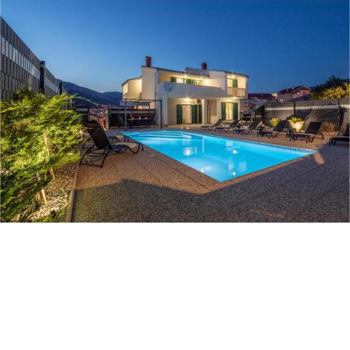 Amazing home in Solin with Outdoor swimming pool, WiFi and 4 Bedrooms