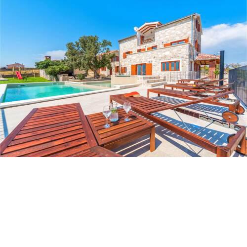 Amazing home in Tinj w/ Outdoor swimming pool, Jacuzzi and 6 Bedrooms