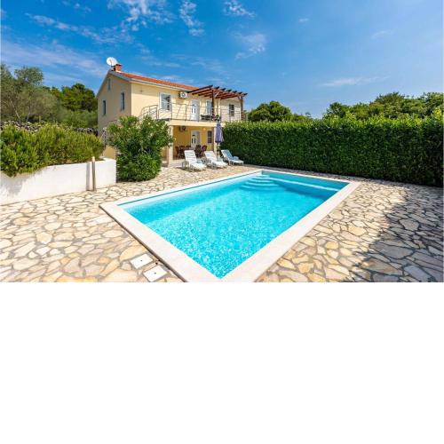 Amazing home in Vrh with Outdoor swimming pool, WiFi and 5 Bedrooms