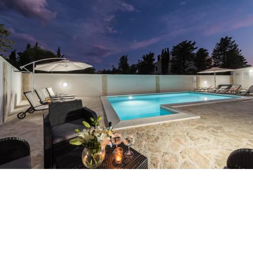Andy 2 modern & centrally ap with a pool