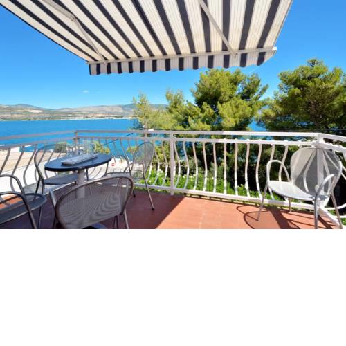 Apartment Arbanija 8651d