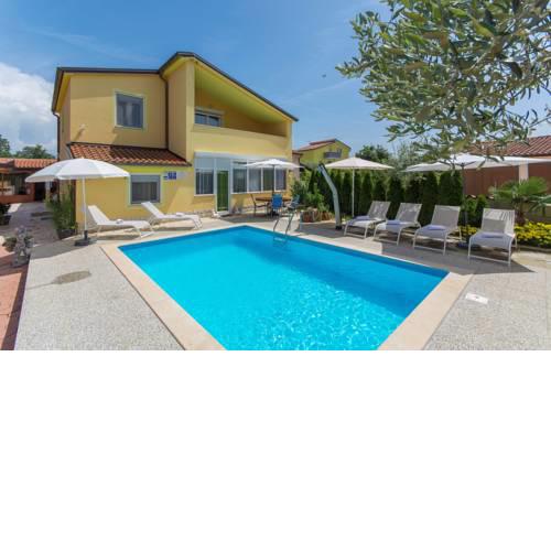 Apartment Complex Laura Nova Vas