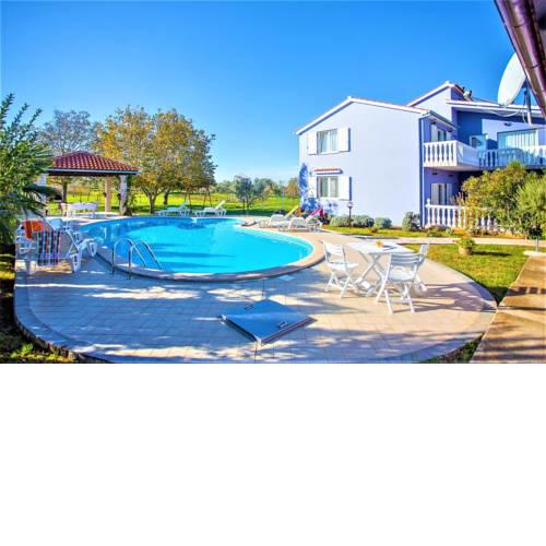 Apartment Complex Valtura mit Pool