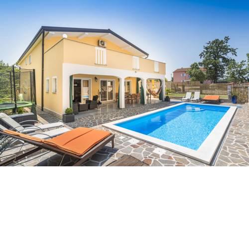 Apartment Dino - Three Bedroom Apartment with Pool