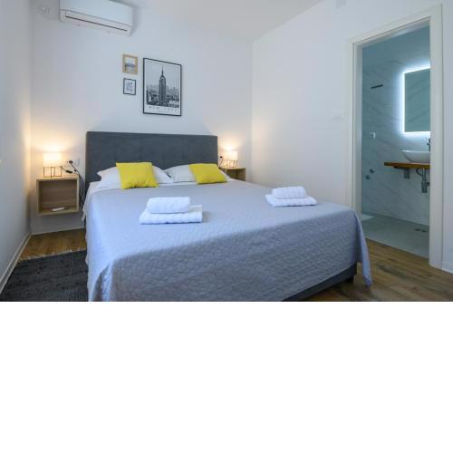 Apartment EMARO