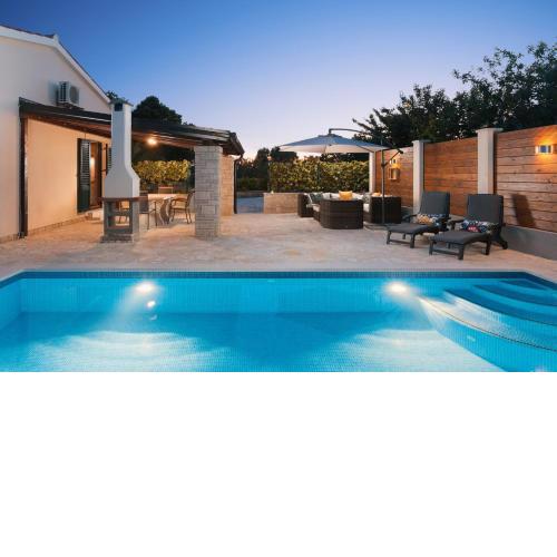 Apartment Fenera with private swimming pool