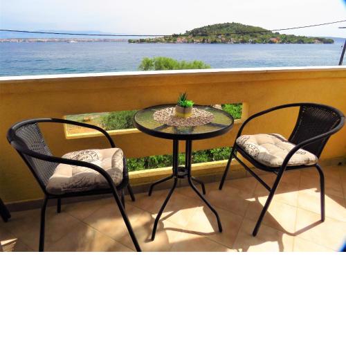 Apartment for 5 persons, by the sea and with beautiful view