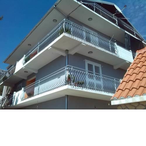 Apartment in Kaštel Sucurac with sea view, balcony, air conditioning, Wi-Fi (585-3)