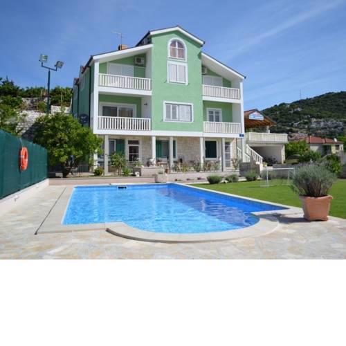 Cozy Villa with Shared Pool in Ploce