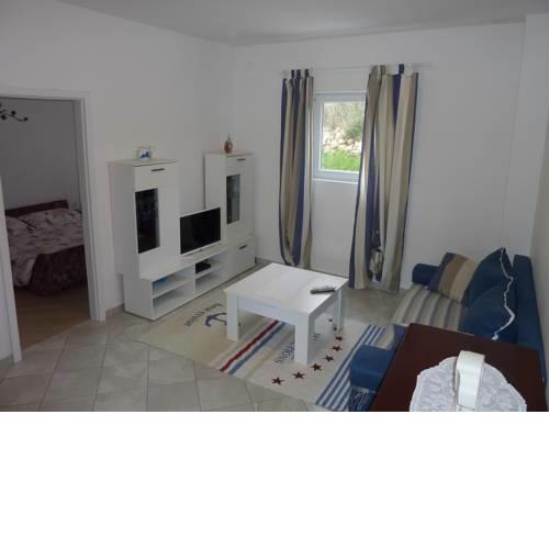 Modern apartment with a yard and balcony - Apartment Jerolima II