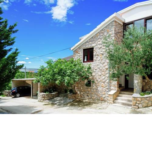 Spacious Apartment with Garden in Starigrad Croatia