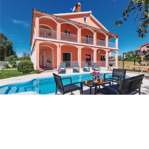 Three-Bedroom Holiday Home Liznjan Plekuti