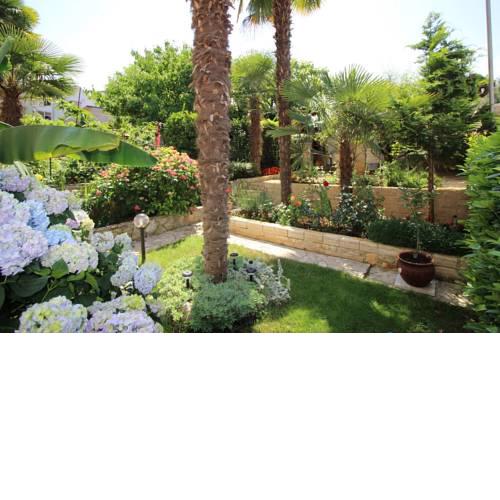 Apartment Ornela with garden