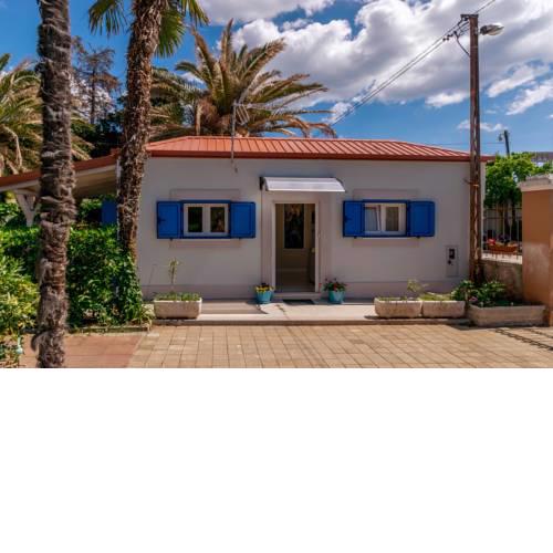 Beachfront House with Jacuzzi Zadar