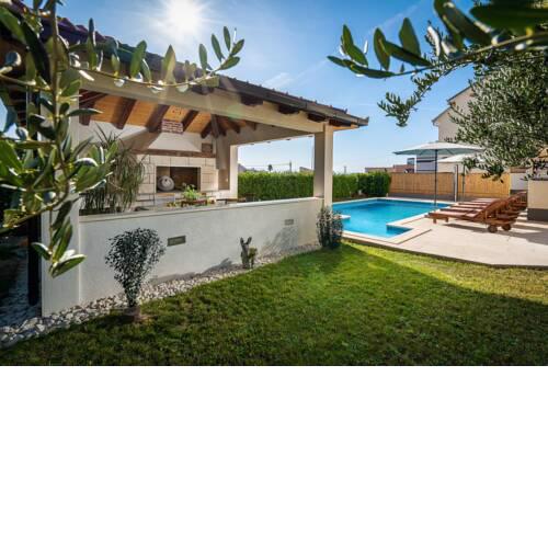 Apartment with pool 100m from beach