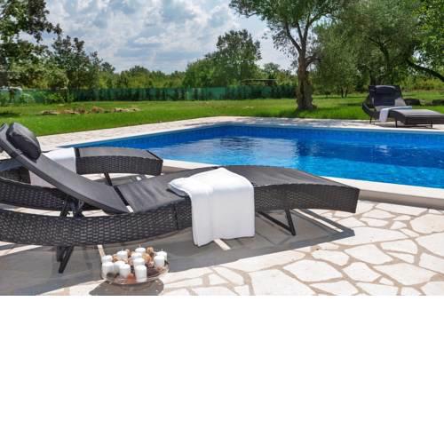 Apartment with private pool and large garden