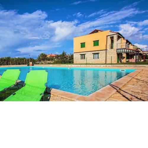Apartment with Roof Terrace and Sea View in Gedici