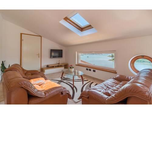 Apartment with roof terrace and shared pool in Medulin for 4 people, seafront