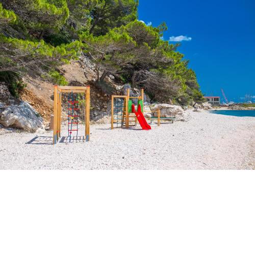 Apartment with sea view close to the beach