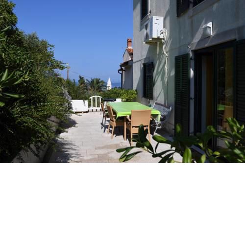 Apartment with terrace and sea view