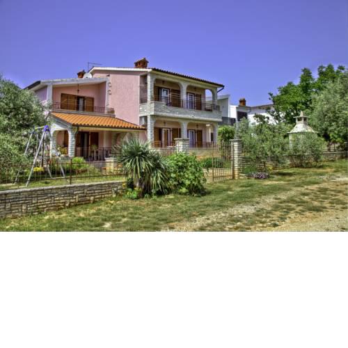 Apartments and holiday house in Peroj