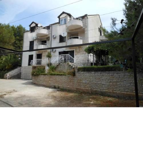 Apartments and rooms Alijam