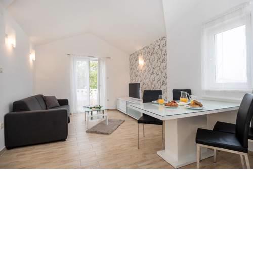 Apartments and rooms with parking space Rogoznica - 10339