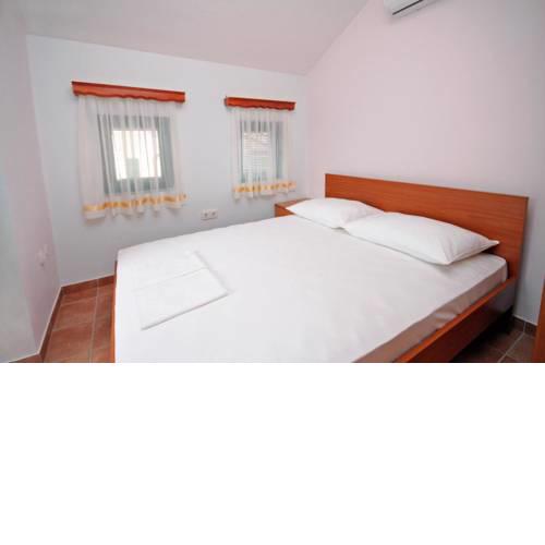Apartments and rooms by the sea Rogoznica - 3266