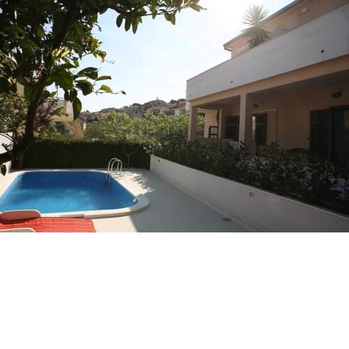 Apartments and rooms Magda