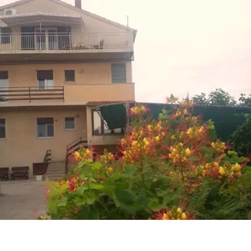 Apartments and rooms Ognjen