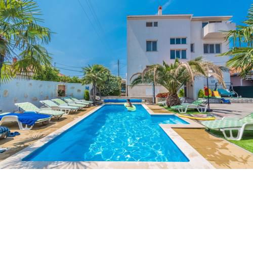 Apartments and rooms Tomo
