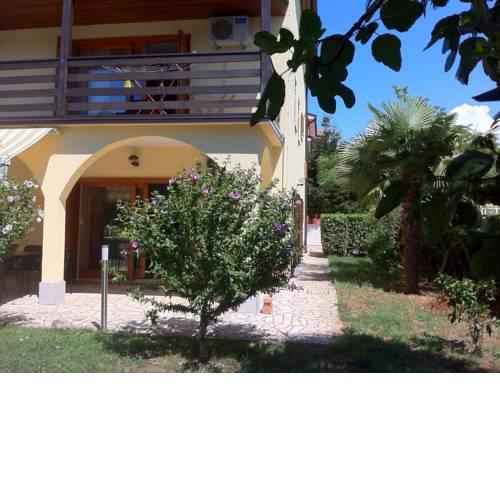 Apartments with a swimming pool Novigrad - 11242