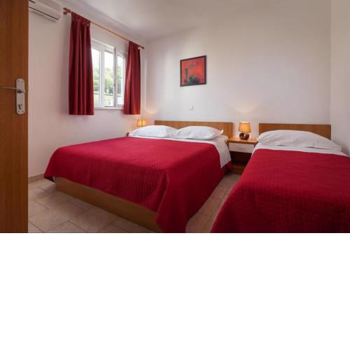 Apartments and rooms with parking space Tucepi, Makarska - 14457