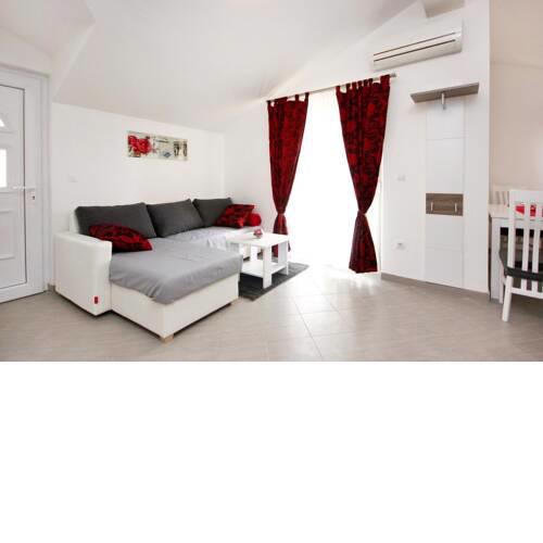 Apartments by the sea Vinisce, Trogir - 10008