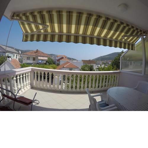Apartments by the sea Vinisce, Trogir - 16416